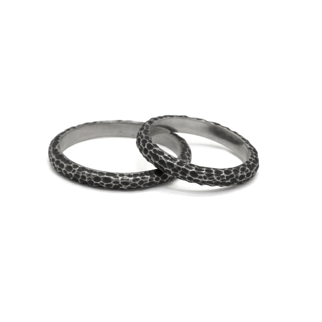 Anillo de plata pavonada L